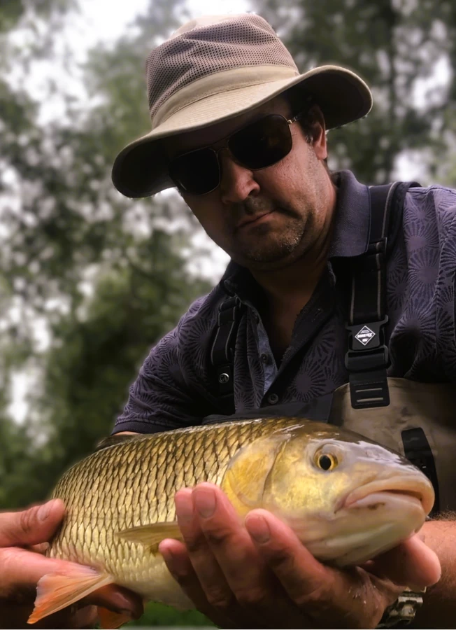 Pêche chevesnes sur le cher a vierzon Gros chevesne tenu en main
stage-peche-mouche-seche-a-vierzon-sur-le-cher